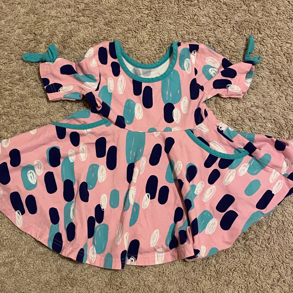 Eleanor Rose pockets dress size 2.  GUC for a little wash wear
